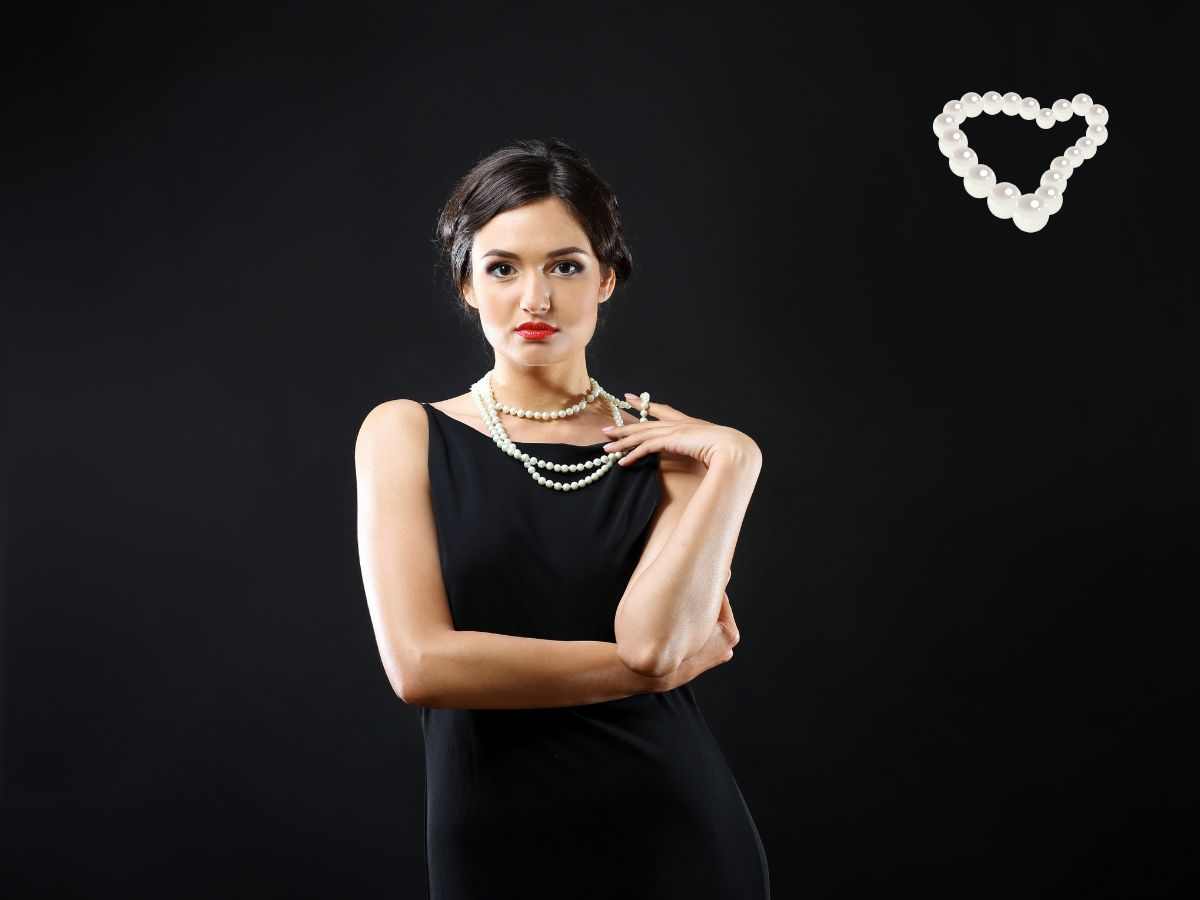 Donna con collana di perle e vestito nero