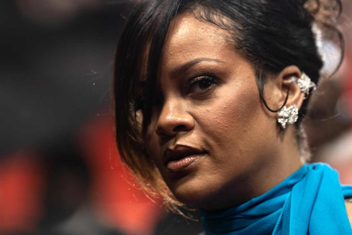 Rihanna con un vestito elegante