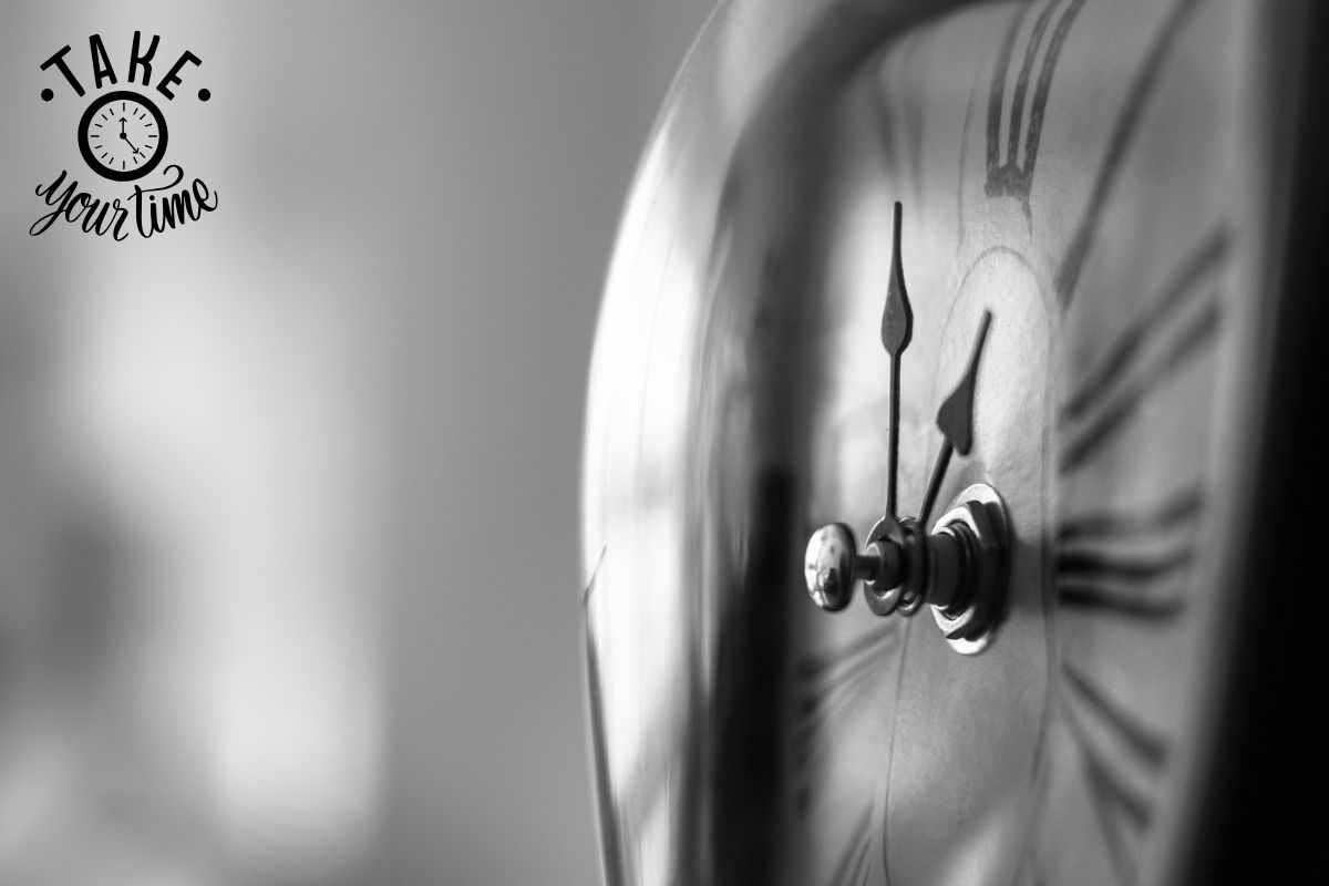un orologio e la scritta Take your time