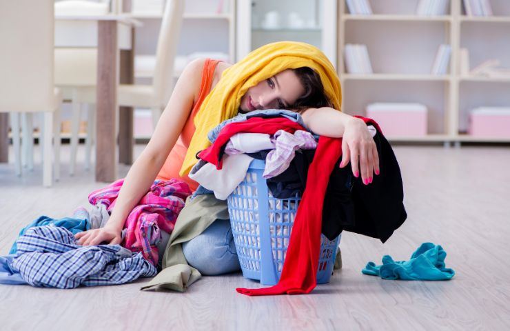 donna distrutta con il bucato