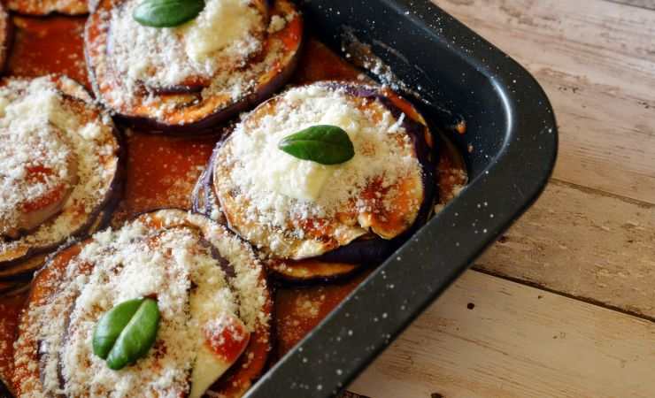 melanzane a parmigiana nella teglia da forno